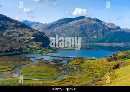 Sgùrr Mhic Bharraich sopra Loch Duich e il Morvich Causeway, dalle pendici di Sgùrr An Airgid, Kintail, Highland Region, Scotland, UK Foto Stock