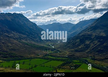 Gleann Lichd dalle pendici di Sgurr An Airgid, Kintail, Highland Region, Scotland, UK Foto Stock