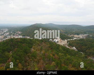 Un paesaggio urbano aereo dell'Arkansas circondato da edifici e alberi Foto Stock