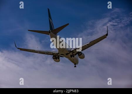 Un aereo commerciale Airliners che si avvicina all'atterraggio all'aeroporto di YVR a Richmond BC Canada Foto Stock