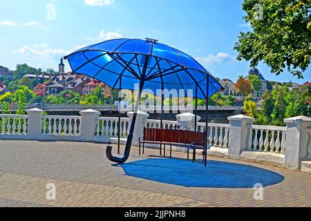 Monumento ombrello Blue Sun dello scultore Vladimir Kirpichenko sul vicolo degli amanti a Kamyanets-Podilski, Ucraina. Foto Stock