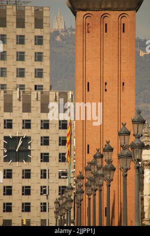 Un colpo verticale della Torre Veneziana e delle luci di strada a Barcellona, Spagna Foto Stock