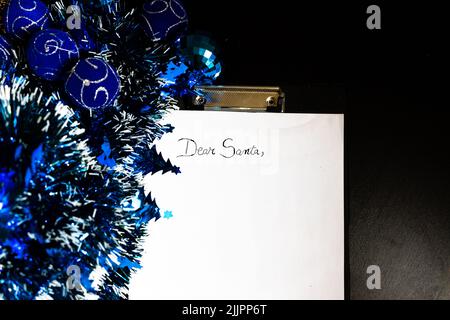 Un primo piano di un libro bianco con scritto caro Babbo Natale Foto Stock