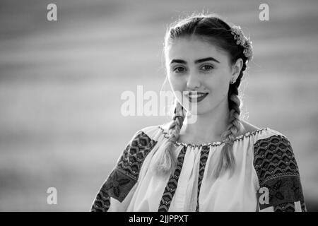 Un ritratto di una giovane donna rumena in costume tradizionale Foto Stock