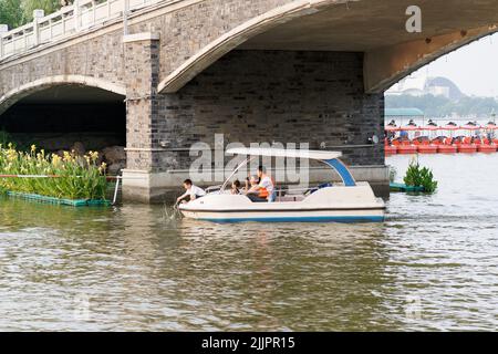 Le barche a vela con turisti che navigano nel lago Xuanwu a Nanjing, Cina Foto Stock