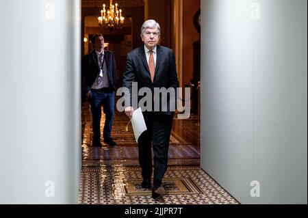 Washington, Stati Uniti. 27th luglio 2022. Il senatore degli Stati Uniti Roy Blunt (R-MO) cammina vicino alla Camera del Senato. Credit: SOPA Images Limited/Alamy Live News Foto Stock