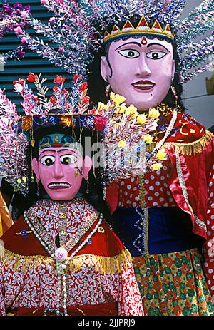 Un colpo verticale di due grandi figure di marionette chiamate Ondel-ondel a Jakarta, Indonesia Foto Stock