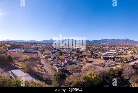 Una veduta aerea di Jerome, Arizona, sotto un cielo limpido e senza nuvole Foto Stock