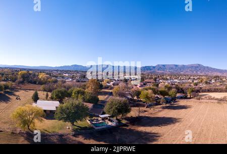 Una veduta aerea di Jerome, Arizona, sotto un cielo limpido e senza nuvole Foto Stock