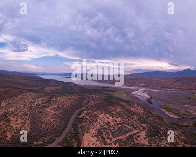 Una vista aerea del lago Roosevelt e le aree boschive vicino alla riva sotto il cielo nuvoloso Foto Stock