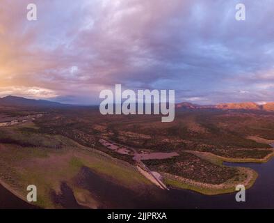 Una vista aerea del lago Roosevelt e le aree boschive vicino alla riva sotto il cielo nuvoloso Foto Stock