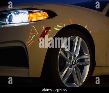 Notte cielo stellato sopra di SUV auto parcheggiata vicino ad albero  solitario nella foresta di notte. Le luci del tramonto Foto stock - Alamy