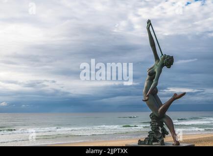 L'iconica scultura in bronzo 'Melody on the Foreshore' di fronte al surf al Southport Surf Club, Main Beach, Gold Coast, Queensland, Australia. Foto Stock