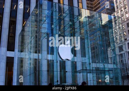 Un primo piano dell'edificio in vetro Apple Company a New York City. Foto Stock