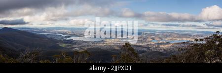 Un paesaggio panoramico del fiume Derwent a Hobart, Tasmania Foto Stock