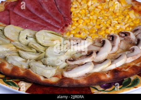 Pizza mista sul piatto della cena. Foto Stock