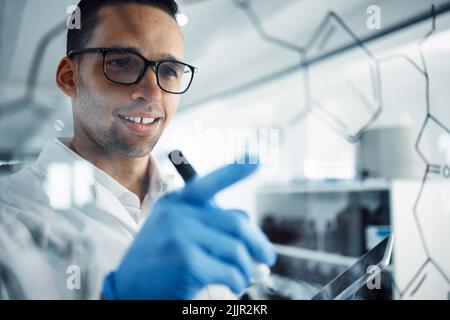 Thats la vostra risposta proprio là. Un giovane scienziato che risolve le equazioni su uno schermo di vetro in un laboratorio. Foto Stock