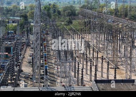 Impianto di distribuzione di energia elettrica circondato da alberi durante il giorno Foto Stock