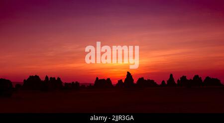 Tramonto intorno ai Cimini vulcanici a Lac Abbe aka Lac Abbe Bad che si trova al confine etiope-Gibuti, Africa orientale Foto Stock