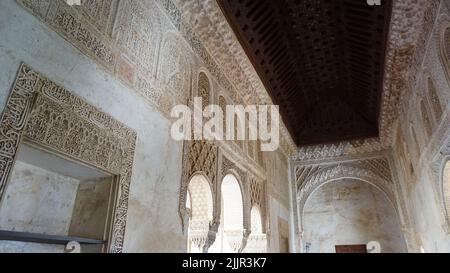 Una splendida vista sul dettaglio arabo islamico delle mura e il soffitto del Palazzo dell'Alhambra a Granada, Andalusia, Spagna Foto Stock