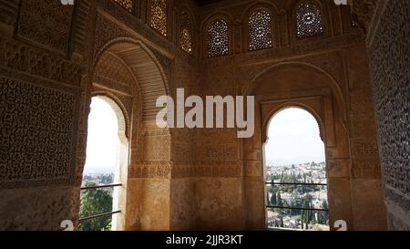 Una bella vista del dettaglio arabo islamico sulle mura del Palazzo Alhambra, Granada, Andalusia, Spagna Foto Stock