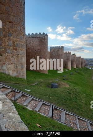 Un colpo verticale della storica Muralla de Avila ad Avila, Spagna Foto Stock