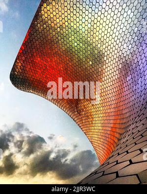 luce colorata riflessa sulla latticework del museo, con nuvole e cielo sullo sfondo Foto Stock