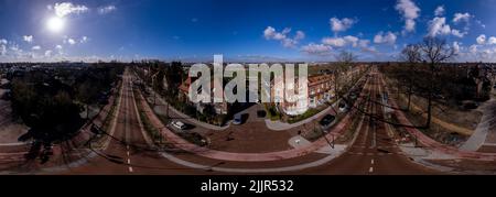 Panorama aereo 360 di via Deventerstraatweg. Autentica architettura Jugendstil nella città olandese. Pronto per la proiezione VR equirettangolare. Foto Stock