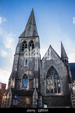 Un colpo a basso angolo della chiesa di Sant'Andrea a Dublino contro un cielo blu nuvoloso Foto Stock