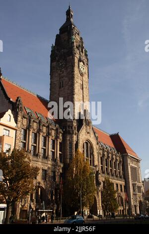 Una foto verticale di un edificio del municipio a Charlottenburg, Berlino, Germania Foto Stock