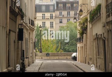 Una vista panoramica di un piccolo vicolo tra due vecchi edifici residenziali a Parigi, Francia Foto Stock