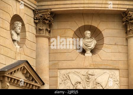 Una facciata della Facoltà di giurisprudenza di Parigi con statue in Francia Foto Stock