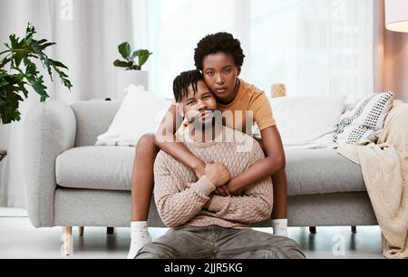 Siamo riusciti a fare una bella cosa: Una giovane coppia si rilassava a casa. Foto Stock