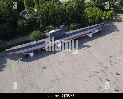 22 giugno 2021, Odessa, Odes'ka Oblast'', Ucraina: (NOTA DEI REDATTORI: Immagine scattata con drone). Vista generale del sottomarino M-296 della serie Malyutka. Il memoriale dell'eroica difesa di Odessa della batteria costiera del 411th è un complesso commemorativo dedicato alla difesa eroica di Odessa durante la Grande Guerra Patriottica. Il complesso commemorativo comprende un museo, una mostra all'aperto di attrezzature militari, una batteria per la difesa costiera e un grande parco con querce. (Credit Image: © Viacheslav Onyshchenko/SOPA Images via ZUMA Press Wire) Foto Stock