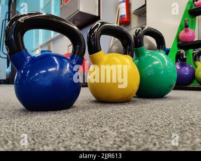 primo piano foto di kettlebells sul pavimento Foto Stock