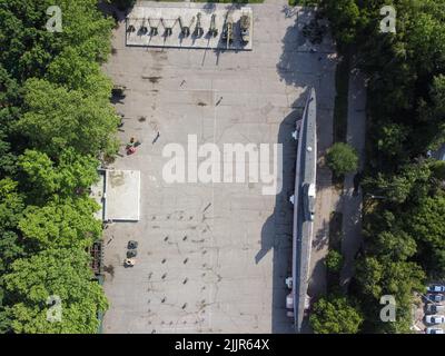 Giugno 22, 2021, Odessa, Odes'ka Oblast'', Ucraina: (NOTA DEI REDATTORI: Immagine scattata con drone). Vista generale del sottomarino M-296 della serie Malyutka e attrezzature militari e armi dell'esercito durante la seconda guerra mondiale. Il memoriale dell'eroica difesa di Odessa della batteria costiera del 411th è un complesso commemorativo dedicato alla difesa eroica di Odessa durante la Grande Guerra Patriottica. Il complesso commemorativo comprende un museo, una mostra all'aperto di attrezzature militari, una batteria per la difesa costiera e un grande parco con querce. (Credit Image: © Viacheslav Onyshchenko/SOPA Images via Foto Stock