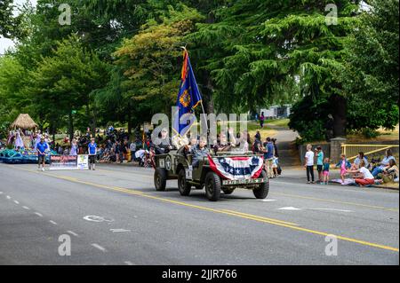 WEST SEATTLE WA, USA – 23 LUGLIO 2022: West Seattle Grand Parade, Veterans of Foreign Wars partecipanti a cavallo in una jeep militare Foto Stock