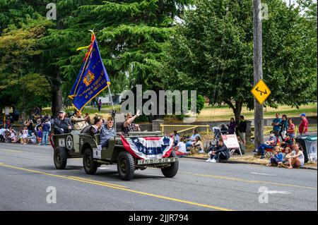 WEST SEATTLE WA, USA – 23 LUGLIO 2022: West Seattle Grand Parade, Veterans of Foreign Wars partecipanti a cavallo in una jeep militare Foto Stock