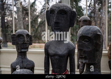 Un insieme di bambole di legno scuro intagliate a mano in un museo a Madrid, Spagna Foto Stock