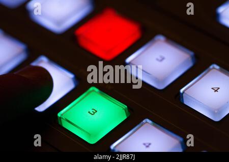 Commutatore di produzione video manuale, televisore, pulsanti audio/video, utente che utilizza il commutatore multimediale per modificare e trasmettere video Foto Stock