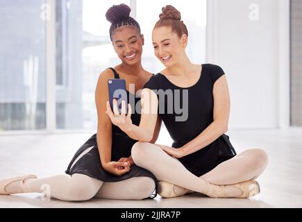 Siate i migliori amici per sempre. Due ballerini che prendono selfie utilizzando uno smartphone. Foto Stock