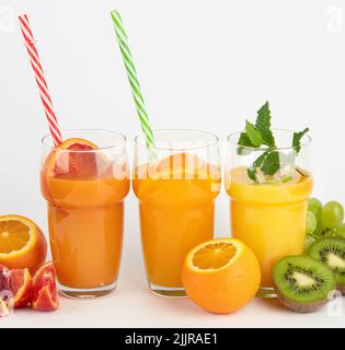 Assortimento di succhi di frutta su sfondo chiaro. Bevande fresche. Foto Stock