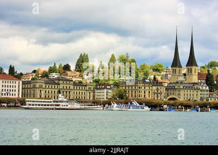 Il paesaggio urbano di Lucerna sull'acqua, con la chiesa di San Leodegaro, Svizzera Foto Stock