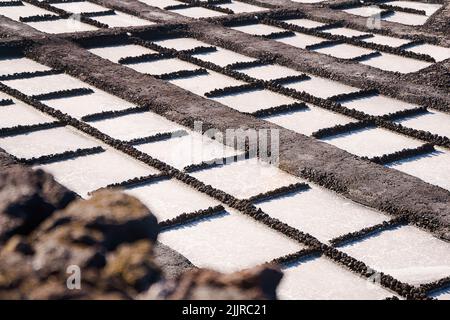 Una bella vista degli stagni di evaporazione del sale di Salinas de Fuencaliente a la Palma, Isole Canarie durante il giorno Foto Stock