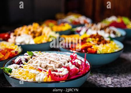 Un primo shot di ciotole con verdure diverse e maionese Foto Stock