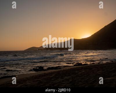 Una vista panoramica delle onde durante il tramonto sulla o' ahu South Coast, Hawaii Foto Stock