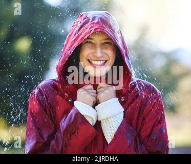 L'inverno è la mia stagione preferita. Una giovane donna che ama la pioggia all'aperto. Foto Stock