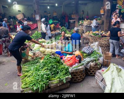 Agricoltori che vendono ortaggi freschi e frutta sul mercato di Ubud Foto Stock