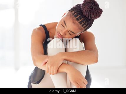 Forse la mia prossima audizione andrà meglio: Una ballerina che guarda triste mentre siede nel suo studio di danza. Foto Stock