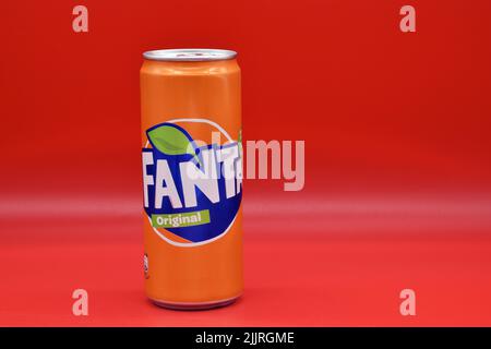 Lattina di Fanta soda isolato su sfondo rosso Foto Stock